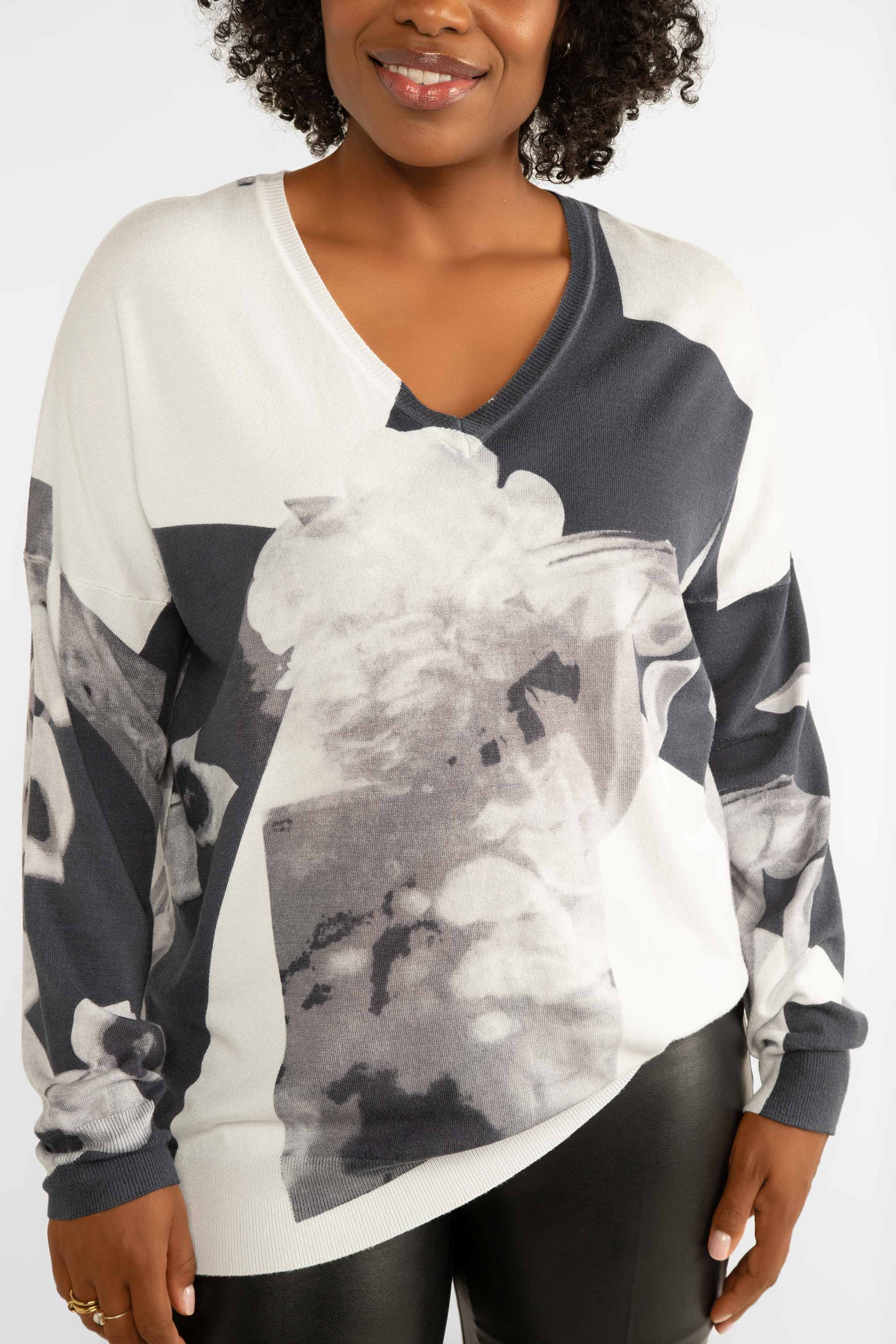 Carre Noir (7555) Women's Long Sleeve Black & White Shadow Floral Pattern V-Neck Sweater