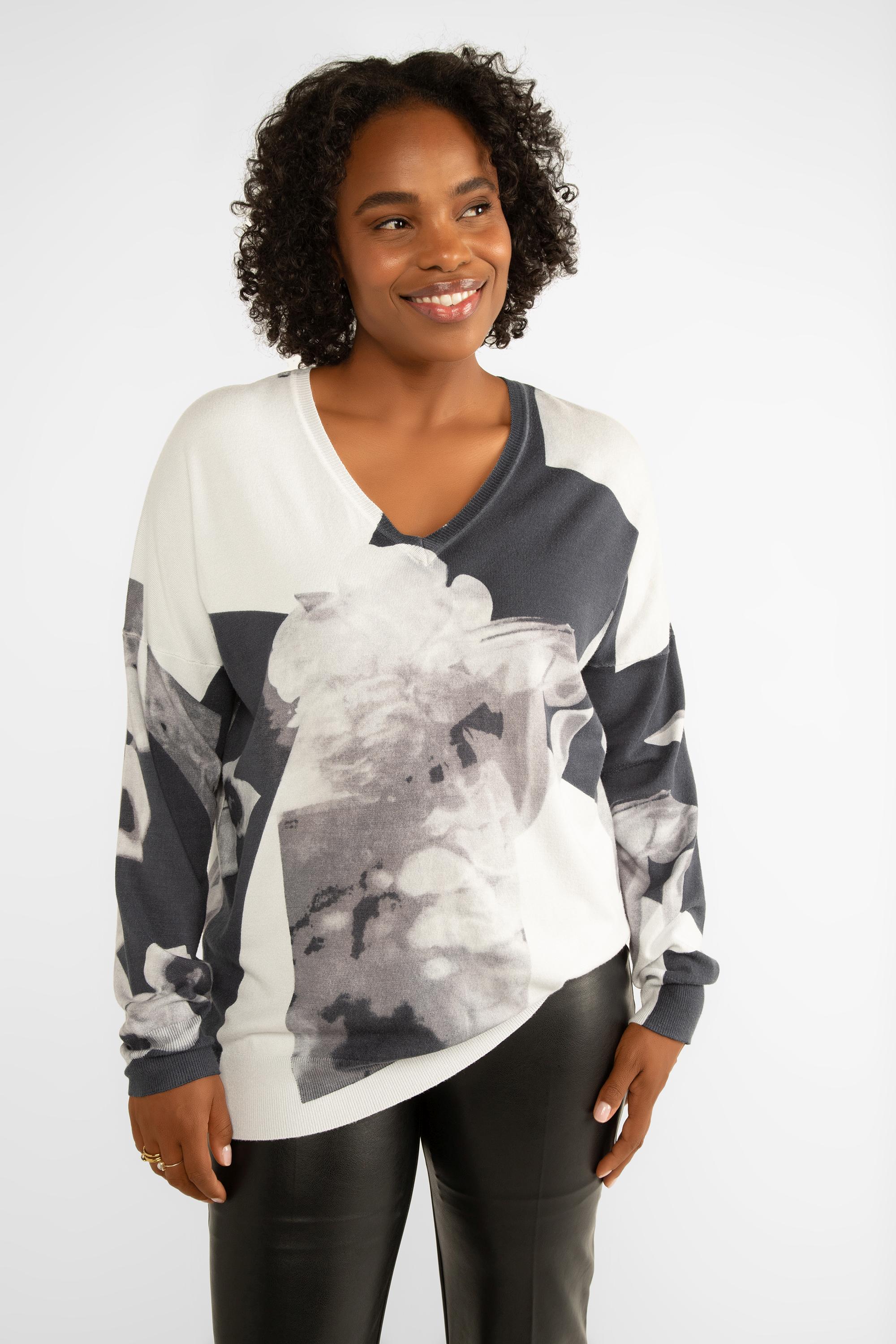 Carre Noir (7555) Women's Long Sleeve Black & White Shadow Floral Pattern V-Neck Sweater