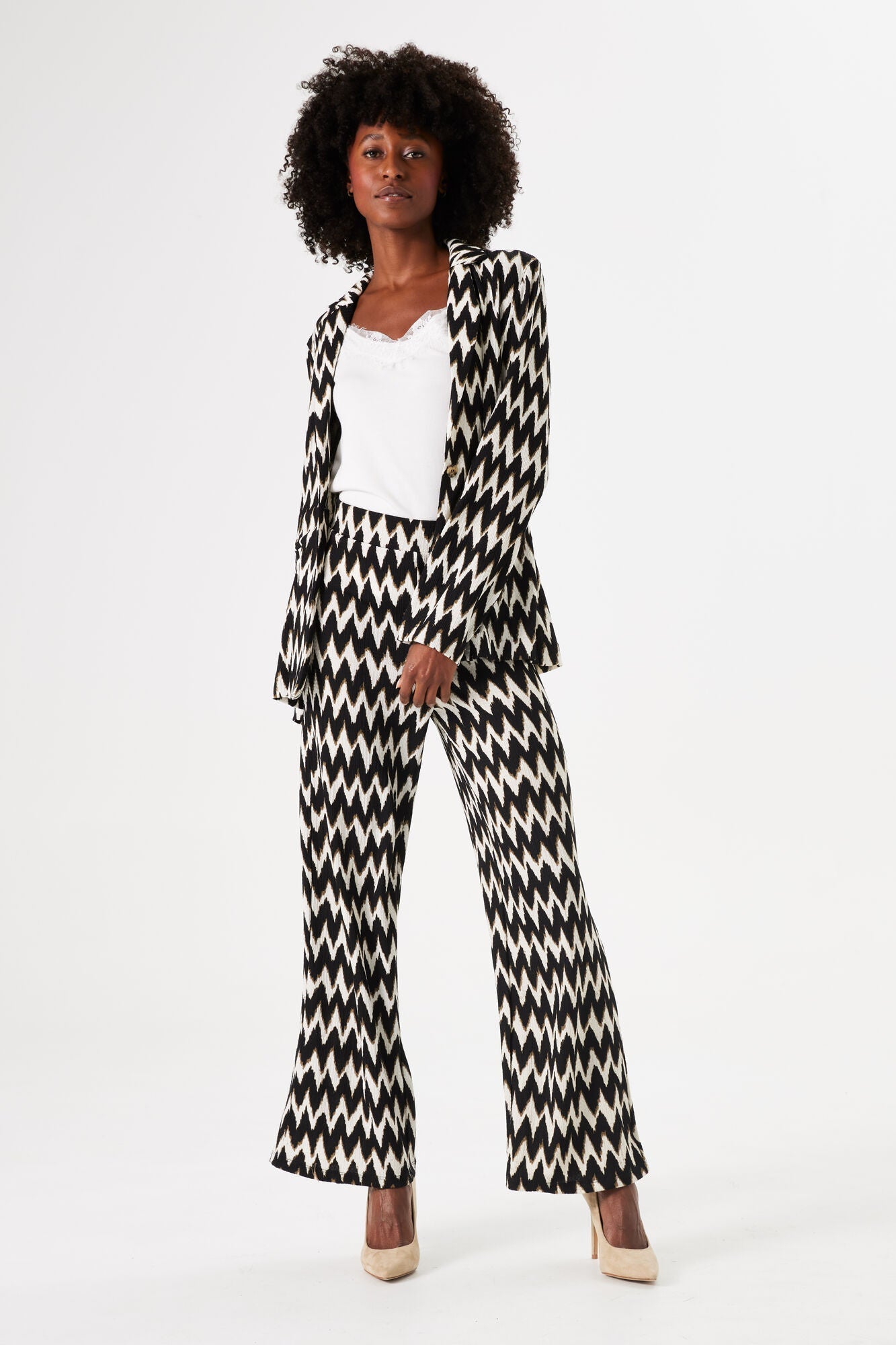 Garcia (O40093) Women's Long Sleeve Black & White Zigzag Printed Blazer with Textured Fabric