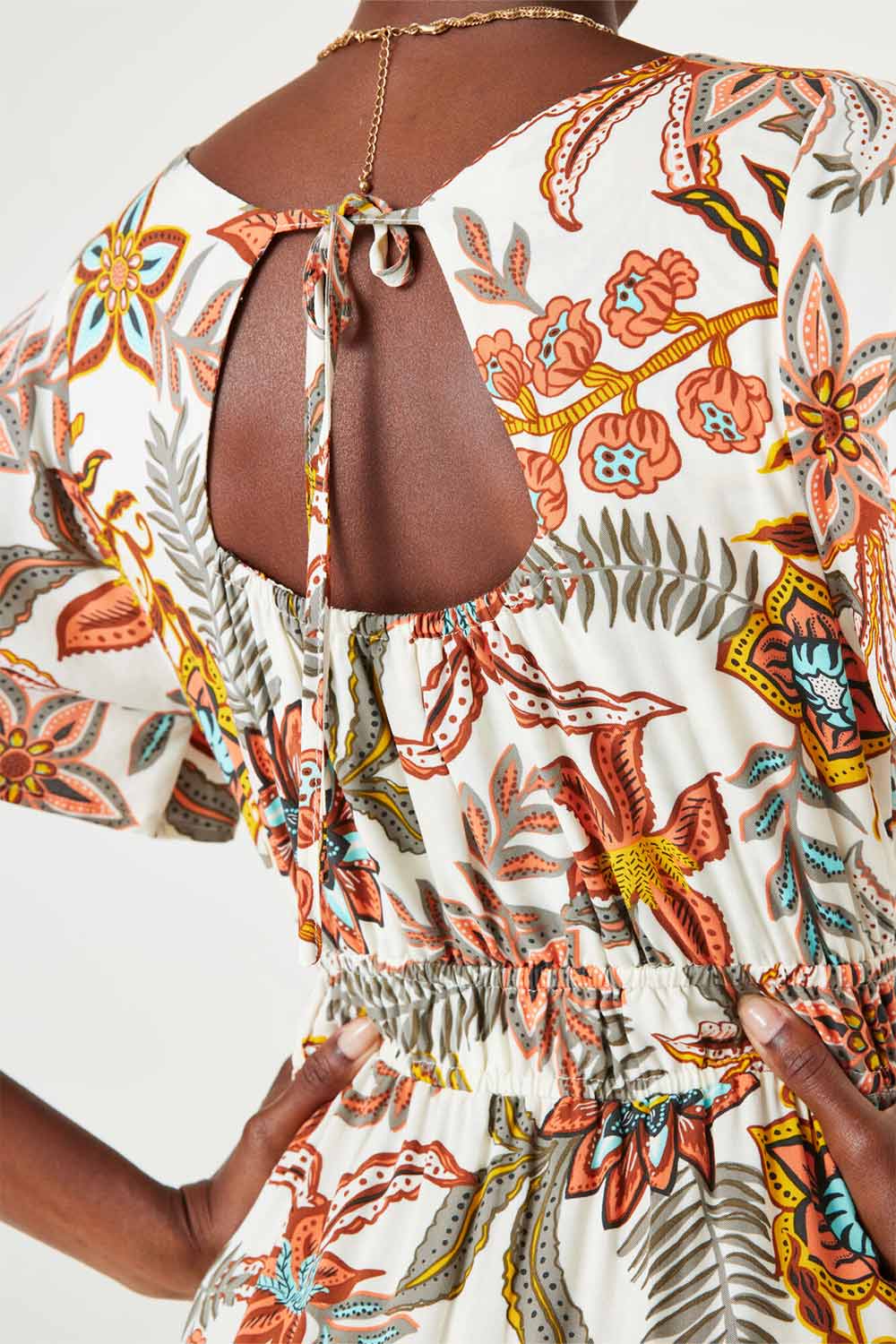 Close up of back cutout on Garcia (Q40087) Women's Short Flounce Sleeve Retro Orange Floral Printed Maxi Dress