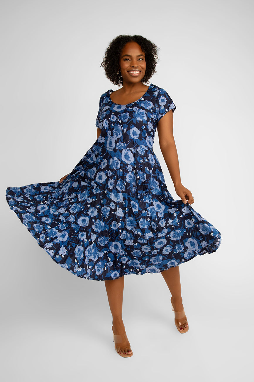 Dress Addict Jade Short Sleeve Round Neck Printed Midi Dress with Pockets  in Navy monochromatic floral print