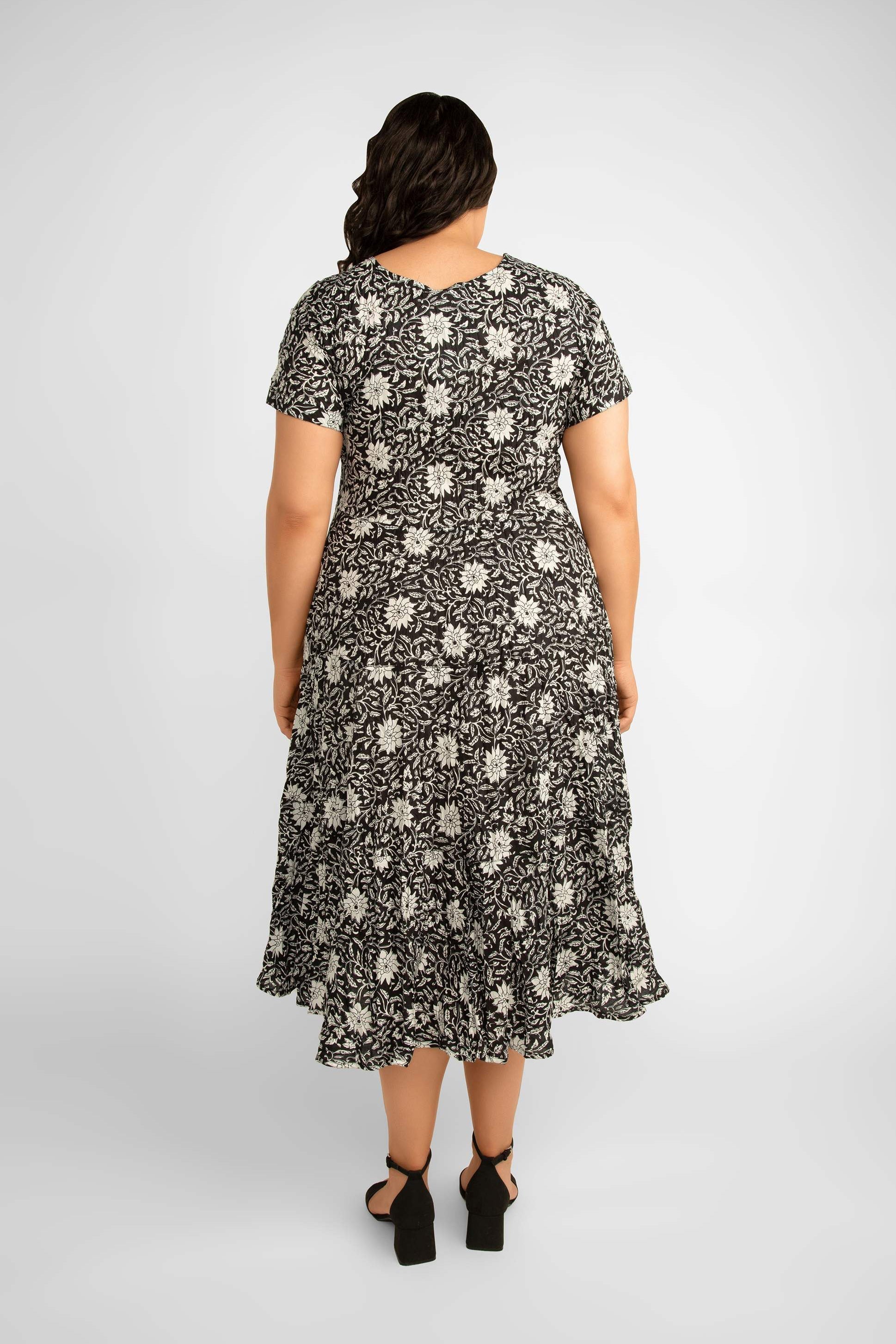 Dress Addict Jazi Short Sleeve V-Neck Tiered Midi Dress with Pockets in Black & White floral print