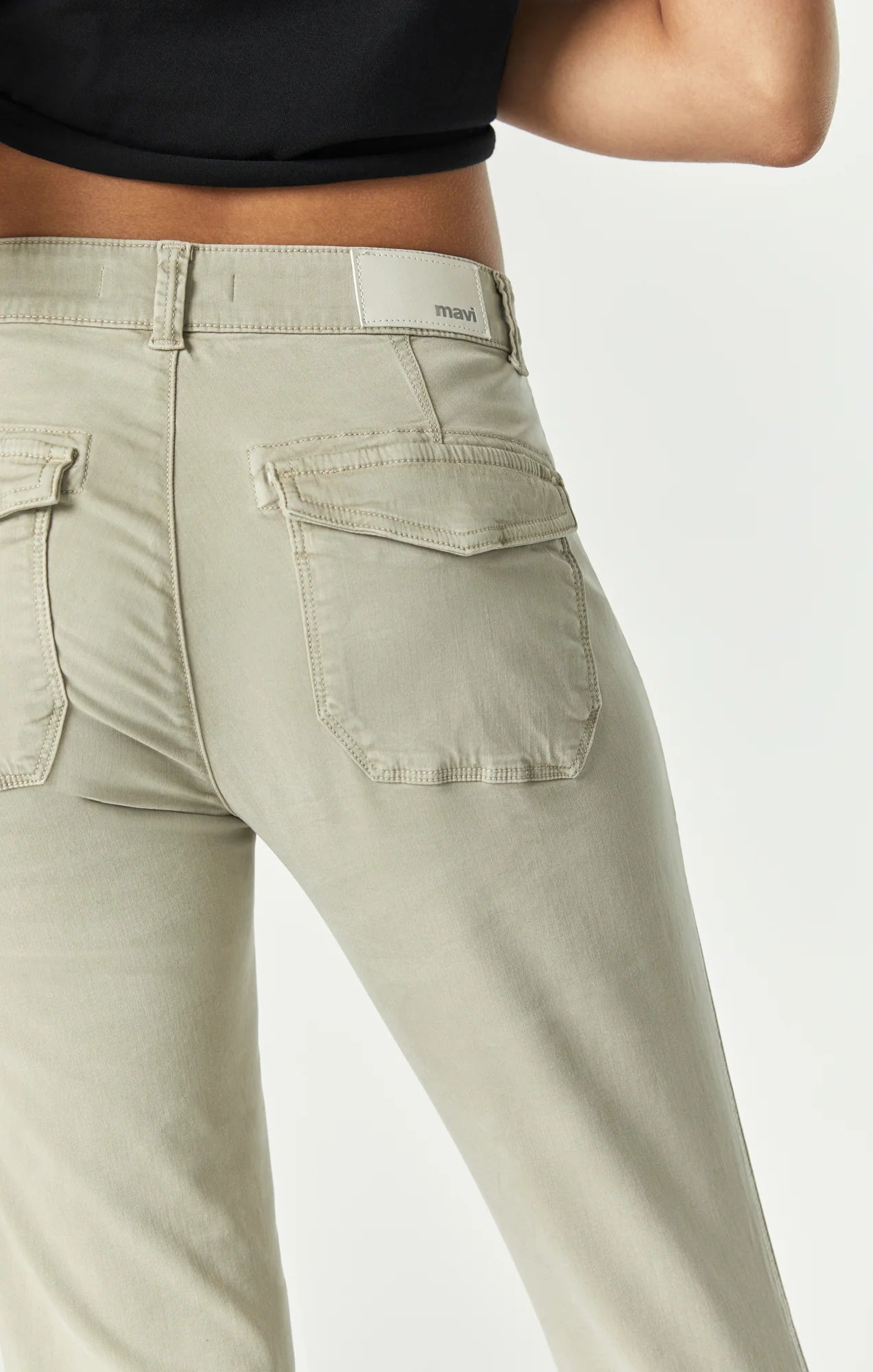 Close up of back pocket on Mavi Jeans (M100774-83341) Women's Ivy Slim Cargo Pants Abbey Stone Sateen TwillIvy Slim Cargo Pants Abbey Stone Sateen Twill 