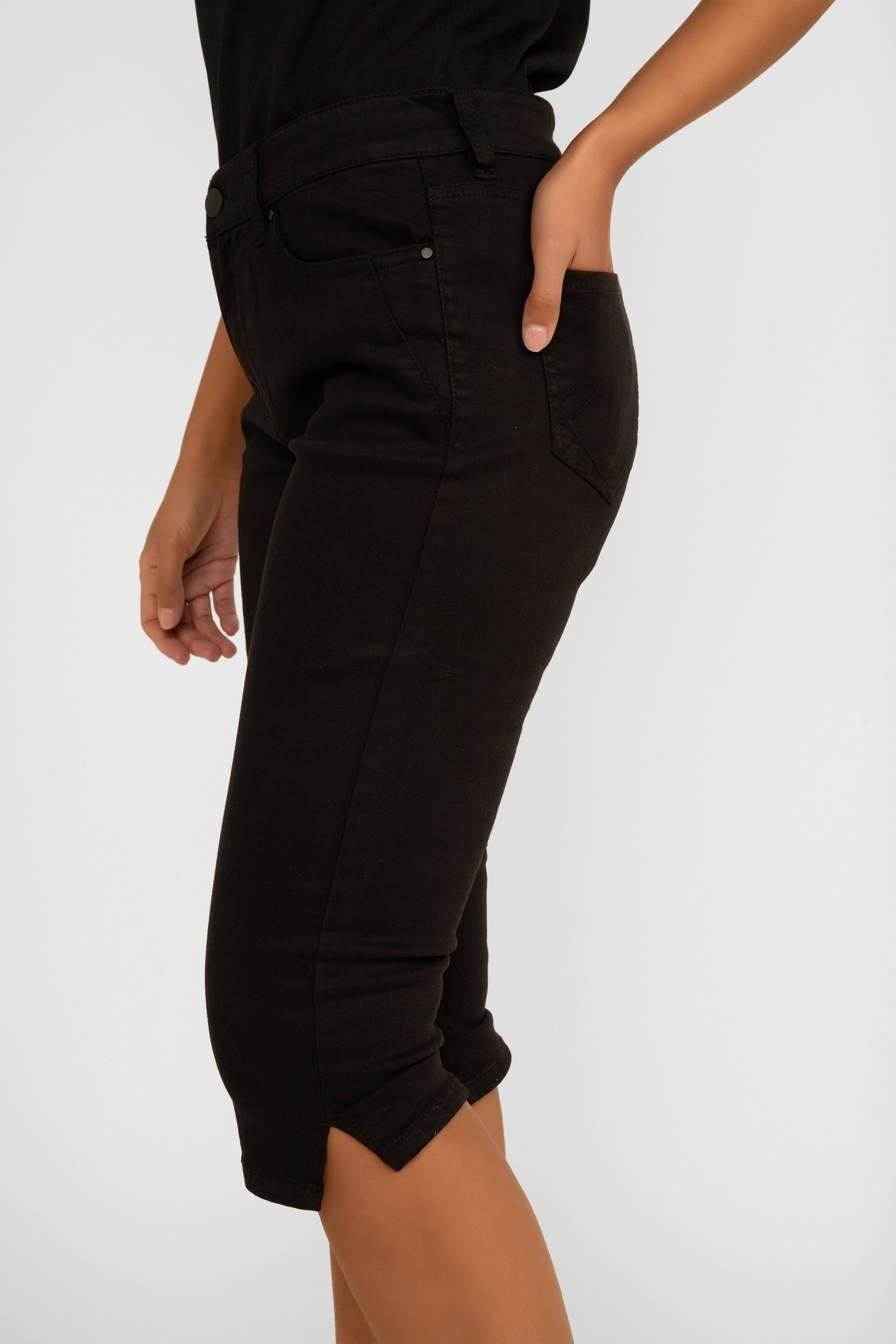 Renuar (8107-E2008S) Lux Tencel Skinny Capris with Pockets in Black 