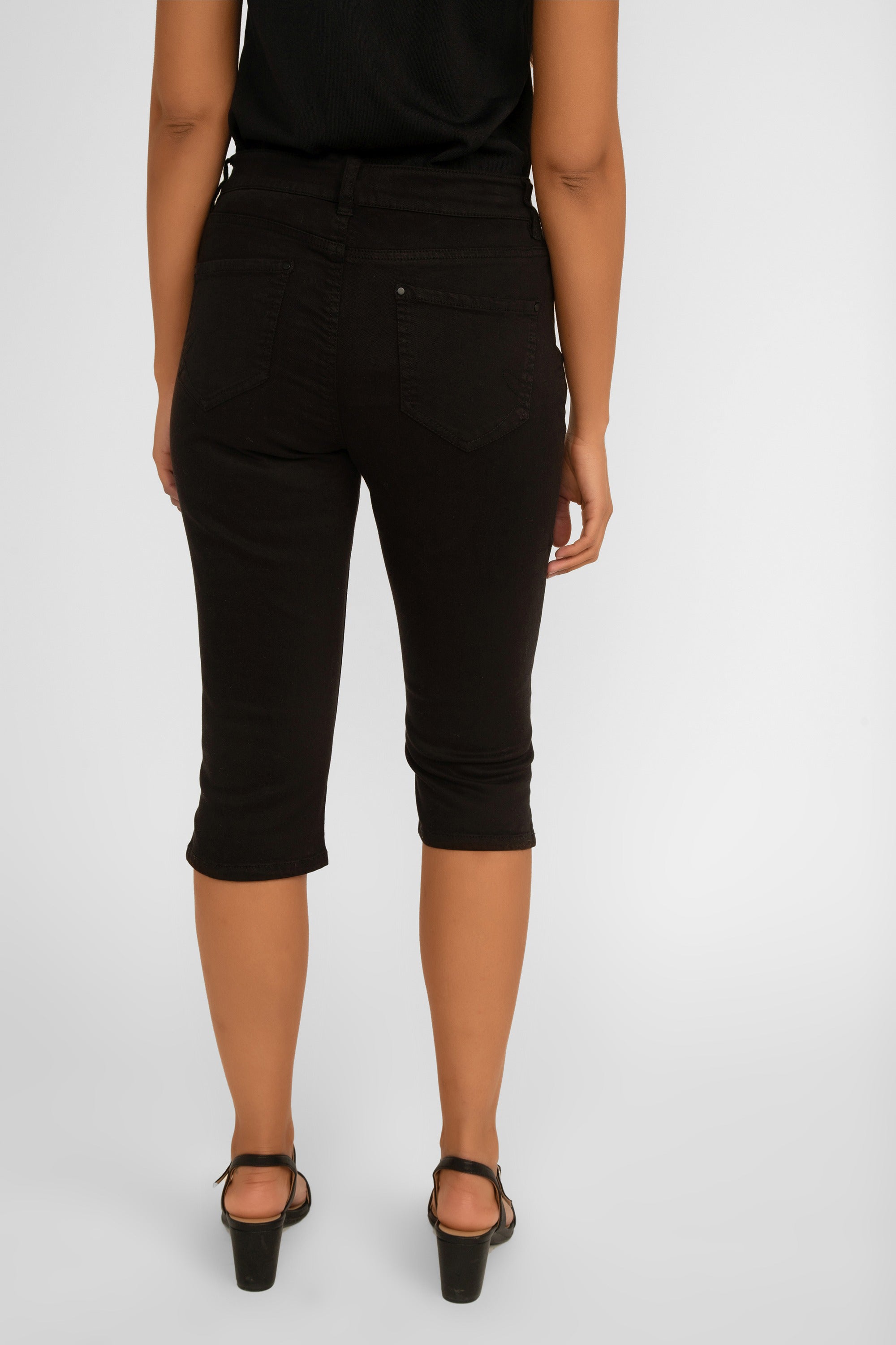 Renuar (8107-E2008S) Lux Tencel Skinny Capris with Pockets in Black 